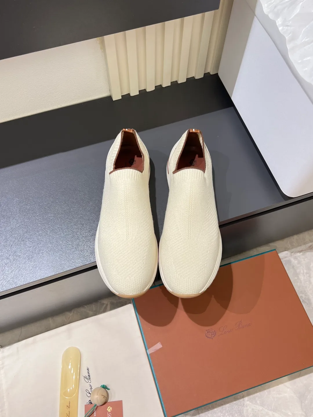 Men's Men's Shoes 💰p380 Loro Men's Shoes 💰piana/Noyo Piana 360 L Men's Shoes 💰p Flexy Walk Men's Sports Shoes These sports shoes are made of knitted wool uppers, and the heel is wrapped in smooth calf leather. Merino sheep are selected from Australia and New Zealand. The upper is machine-woven like a sweater, and then equipped with a white rubber outsole and a Kummel-colored sole. It is both beautiful and non-slip. The fabric is 100% cashmere and the insole is calf leather. It is super comfortable on the feet! Comes with full original packaging! Multiple colors available! Size: 38-44 (45 customized)